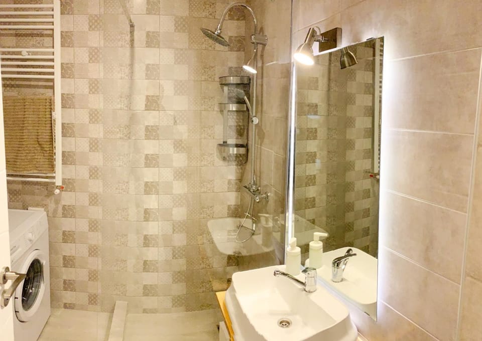 Shower, Toilet, Bathroom, towels