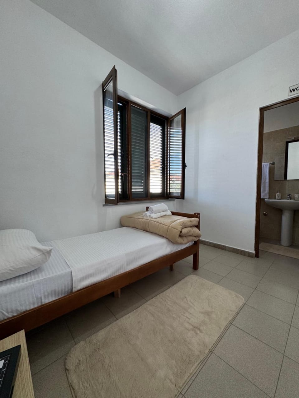 Shower, Toilet, Bed, Photo of the whole room, towels