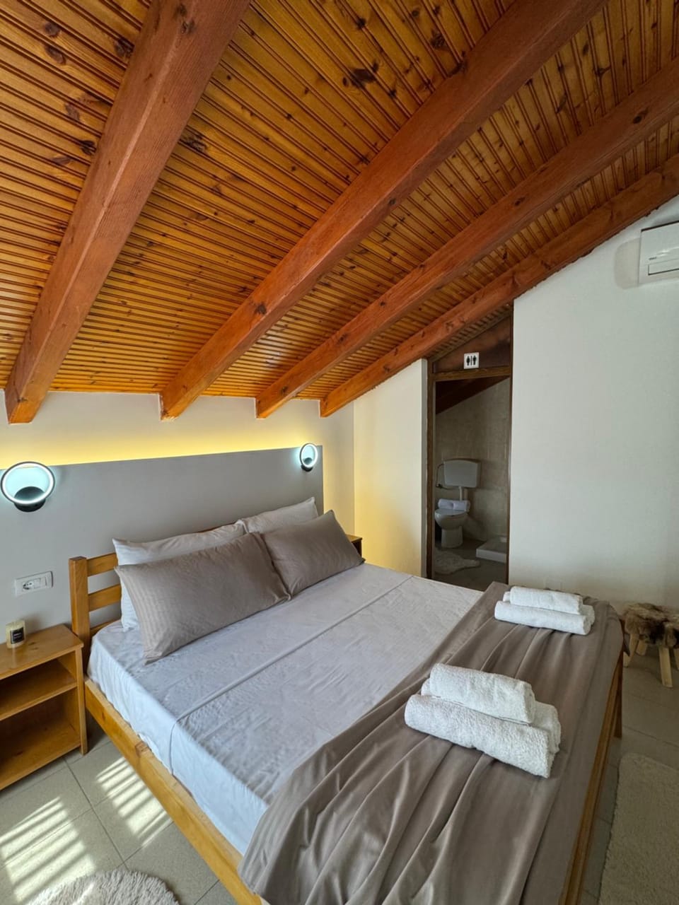 Bed, Photo of the whole room, towels