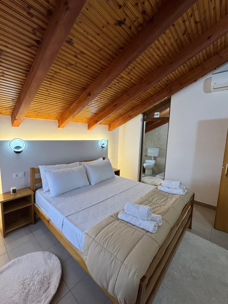 Bed, Photo of the whole room, Bedroom, towels