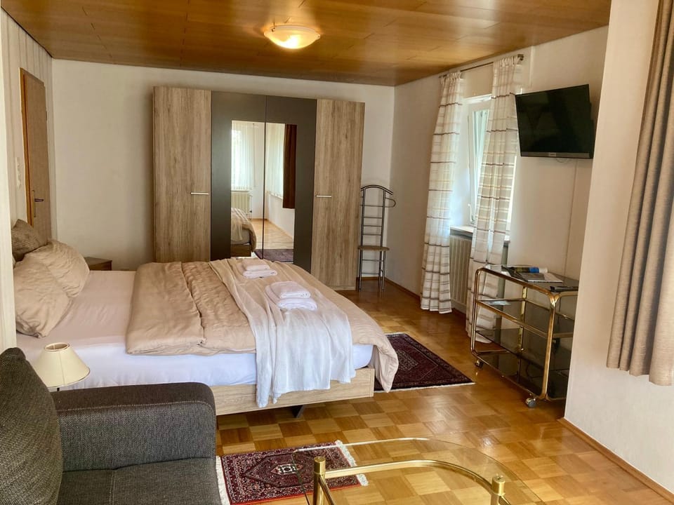 Bed, TV and multimedia, Photo of the whole room, Bedroom