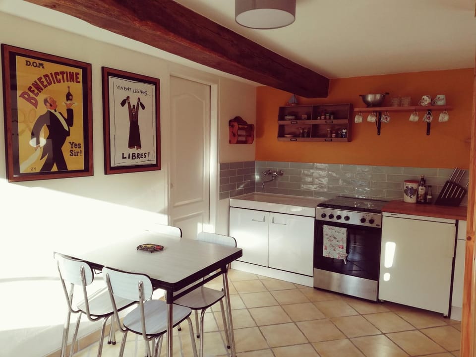 Property building, Kitchen or kitchenette, Living room