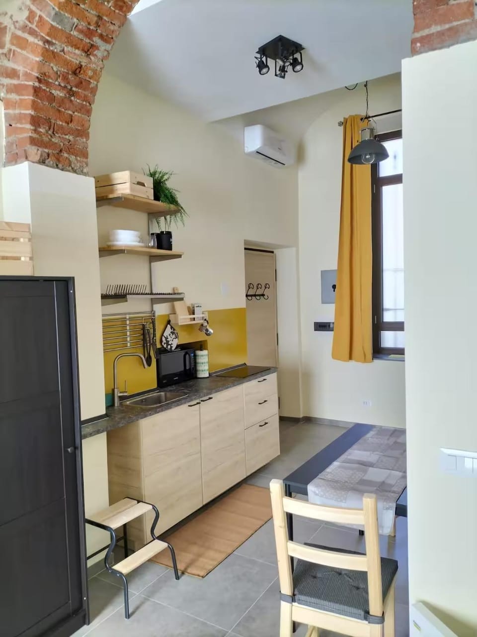 Kitchen or kitchenette, Dining area, oven, stove