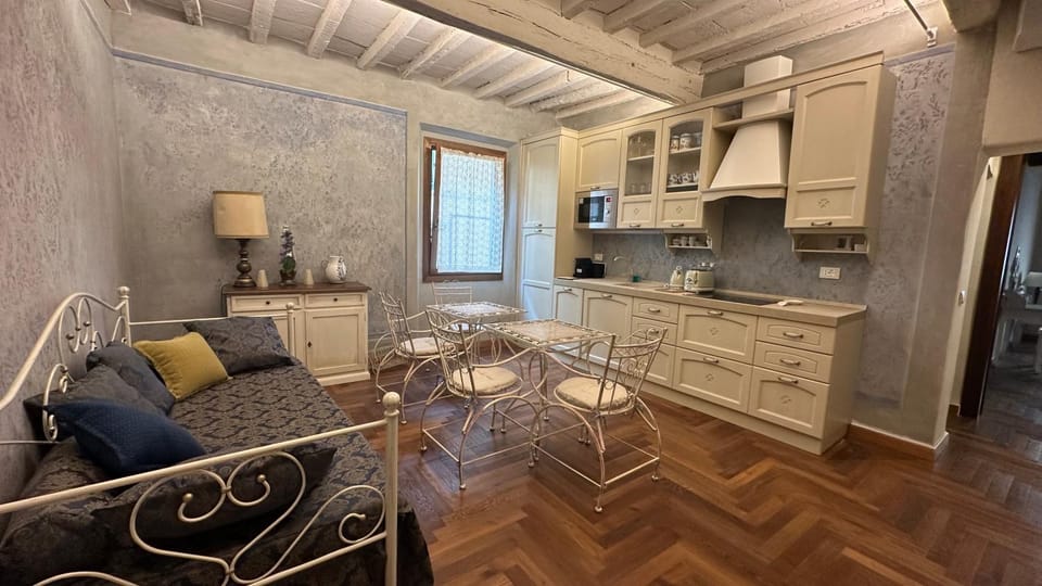 Kitchen or kitchenette, Seating area