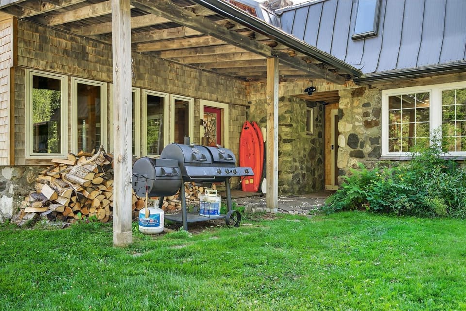 4 Br Sleeps 8 - Kayaks - Fire Pit - Dog Friendly House in Danville