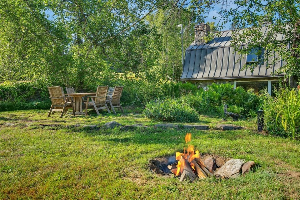 4 Br Sleeps 8 - Kayaks - Fire Pit - Dog Friendly House in Danville