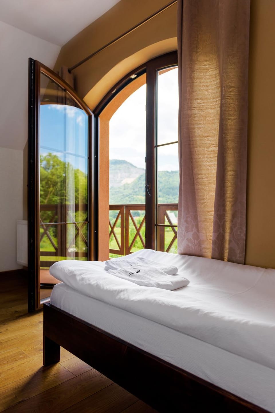 Bed, Natural landscape, Photo of the whole room, Bedroom, Mountain view, towels