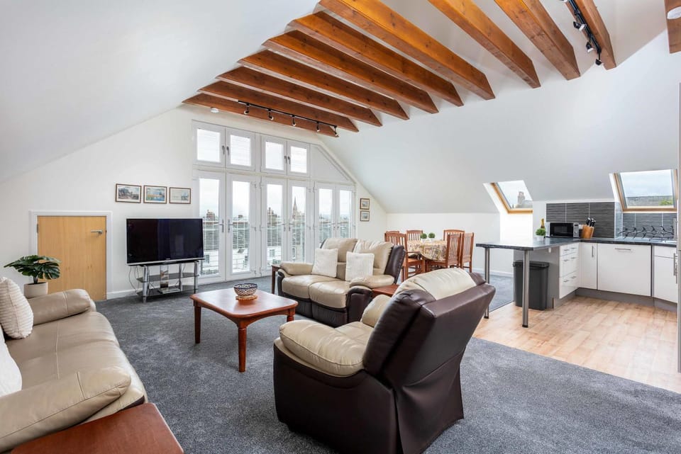 TV and multimedia, Kitchen or kitchenette, Living room, Seating area, Evening entertainment