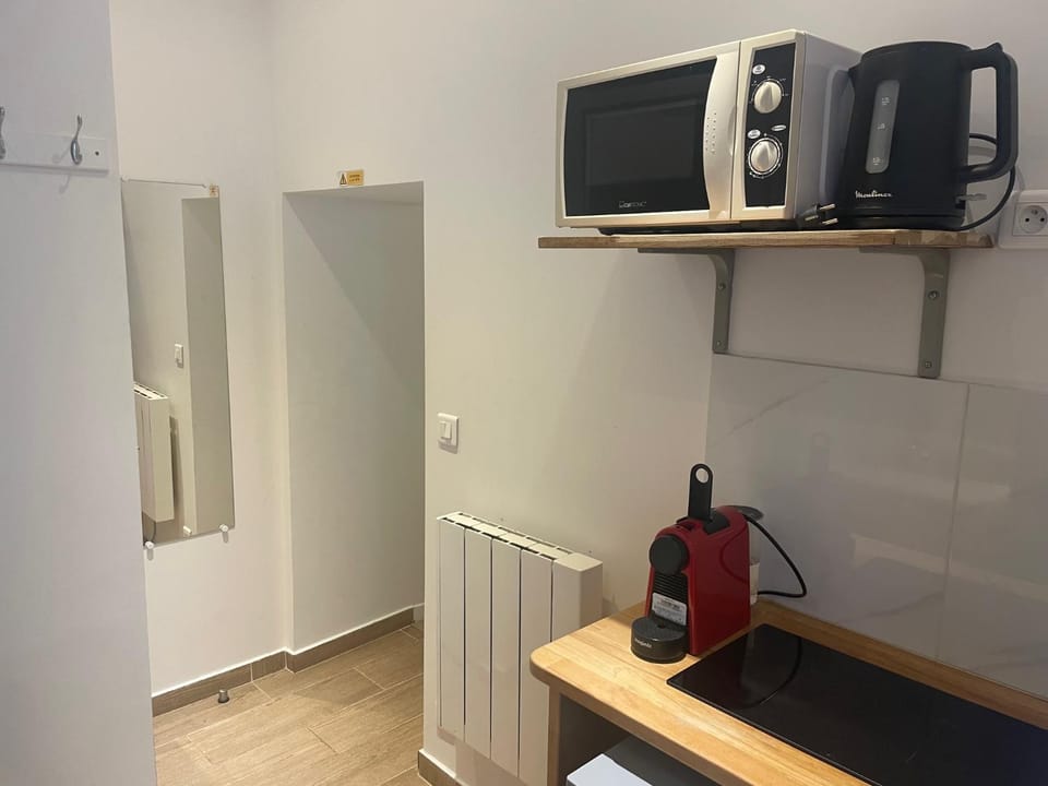 Coffee/tea facilities, stove