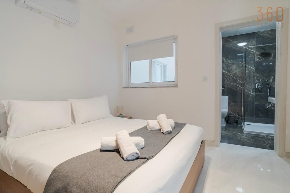 Shower, Bed, Bathroom, Photo of the whole room, Bedroom, towels