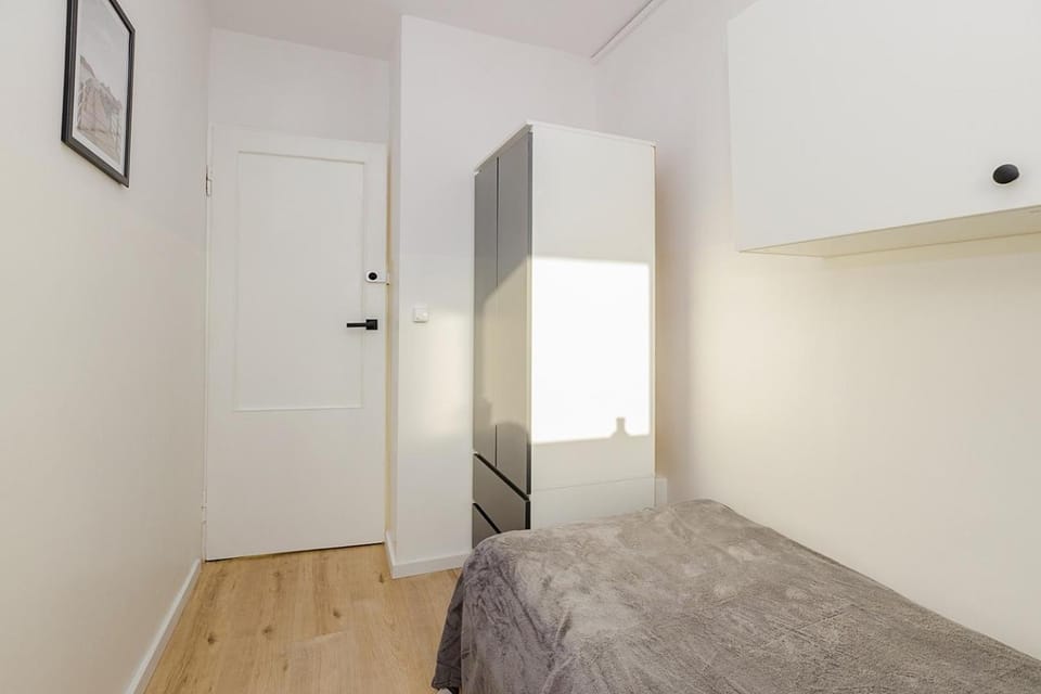 Bed, Photo of the whole room, wardrobe