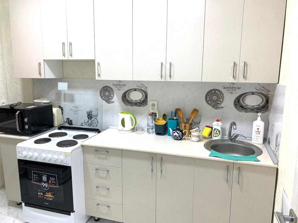 Coffee/tea facilities, microwave, oven, stove
