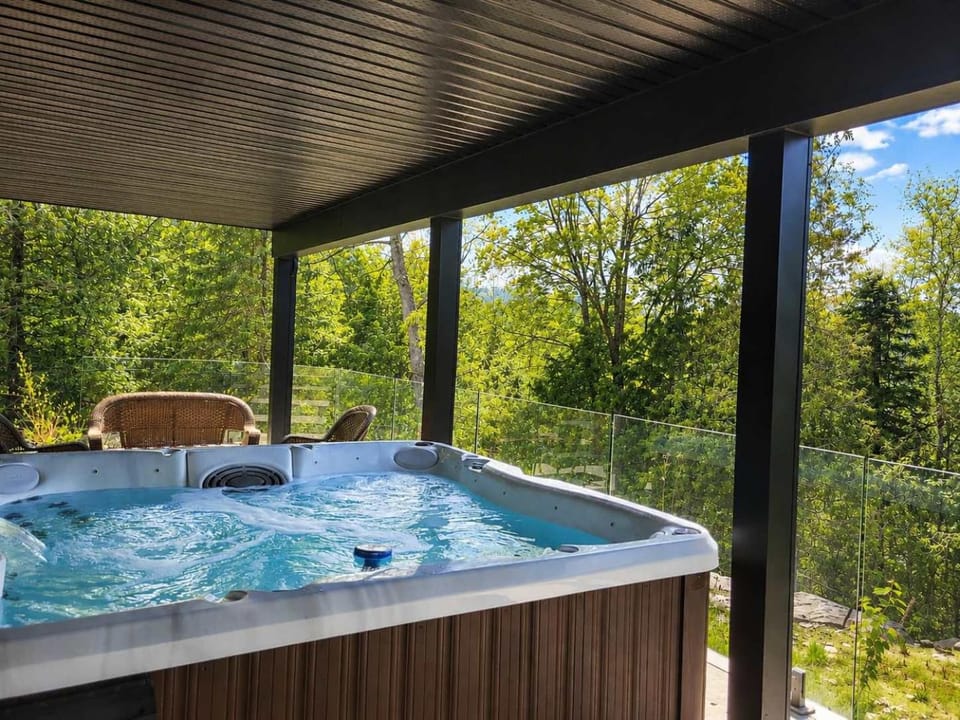Incredible view & Spa - L'Odace Chalet in Quebec