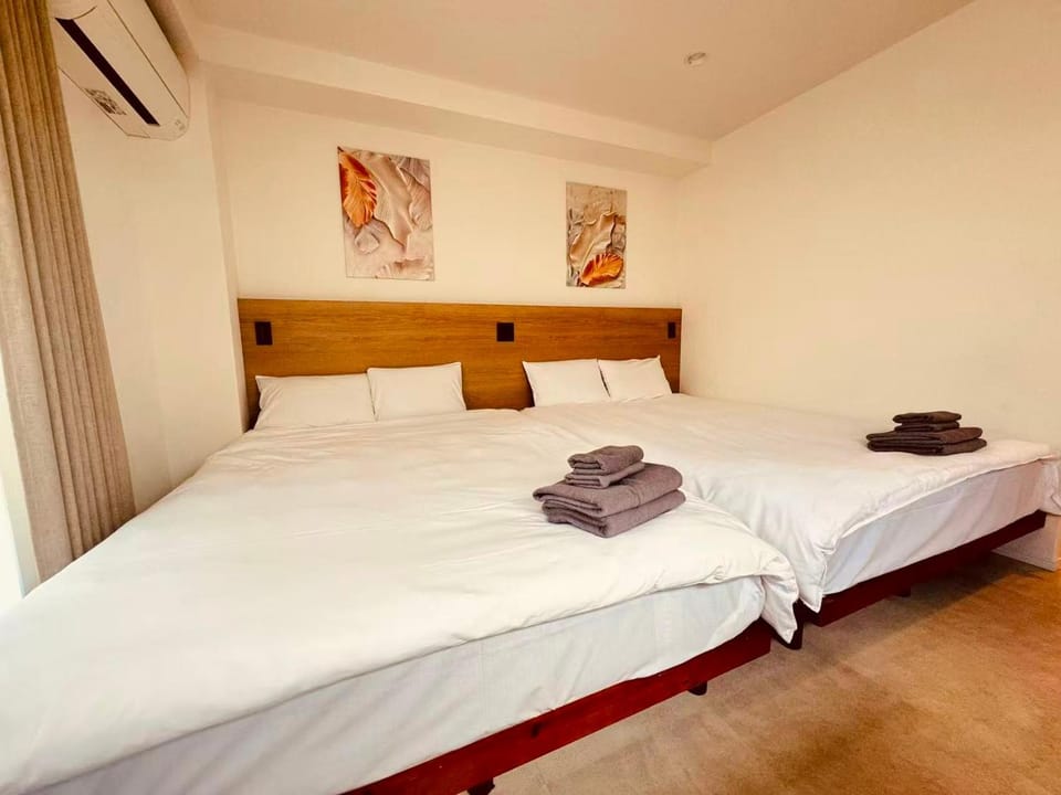 Bed, Bedroom, towels