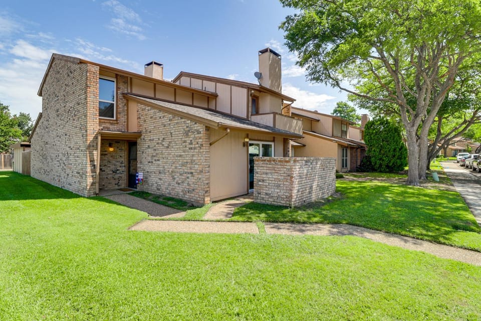 5 Mi to AT&T Stadium: Townhome w/ Patio House in Arlington