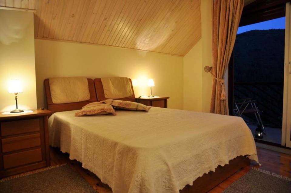 casa do meio da vila suites Country House in Portugal