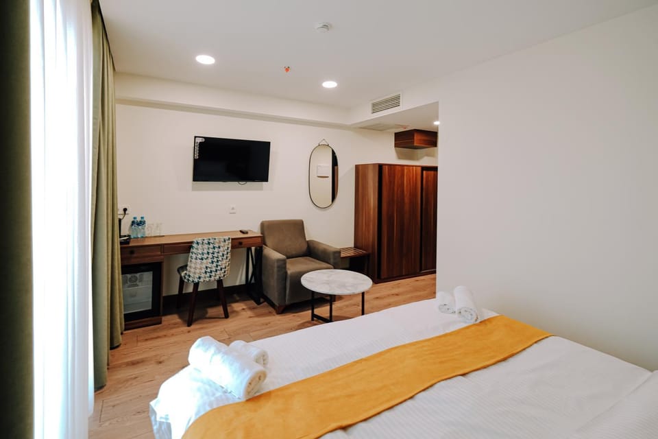 Bed, TV and multimedia, Photo of the whole room, hair dresser, wardrobe