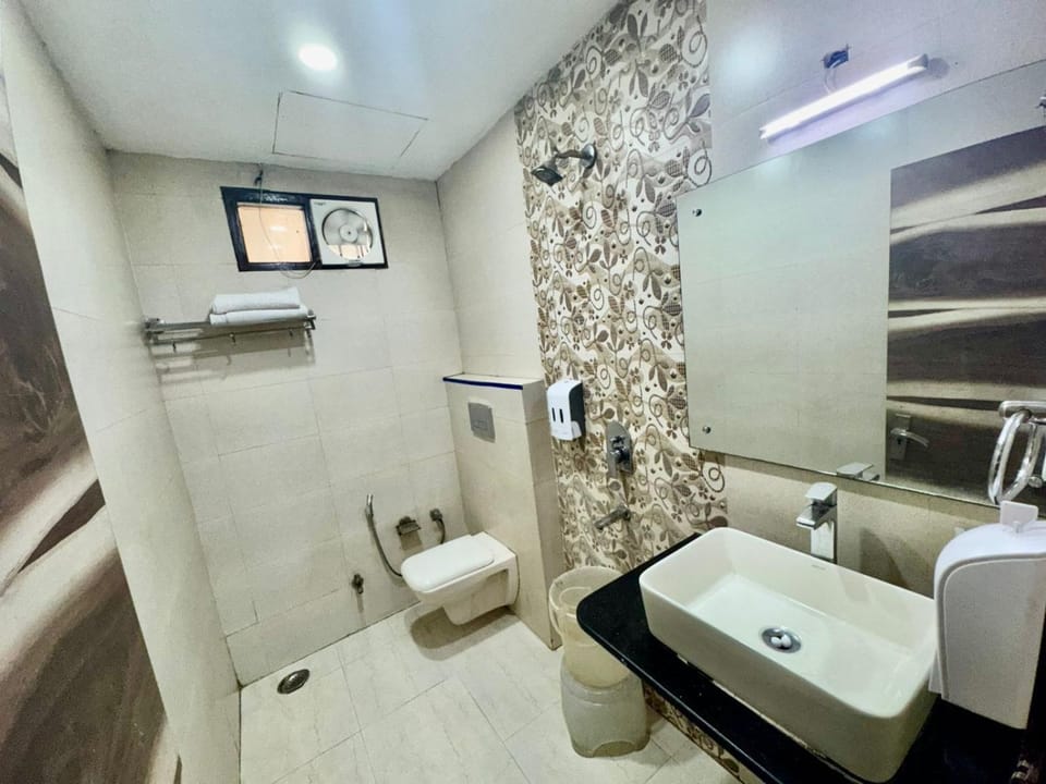 Shower, Toilet, Bathroom, bidet, towels