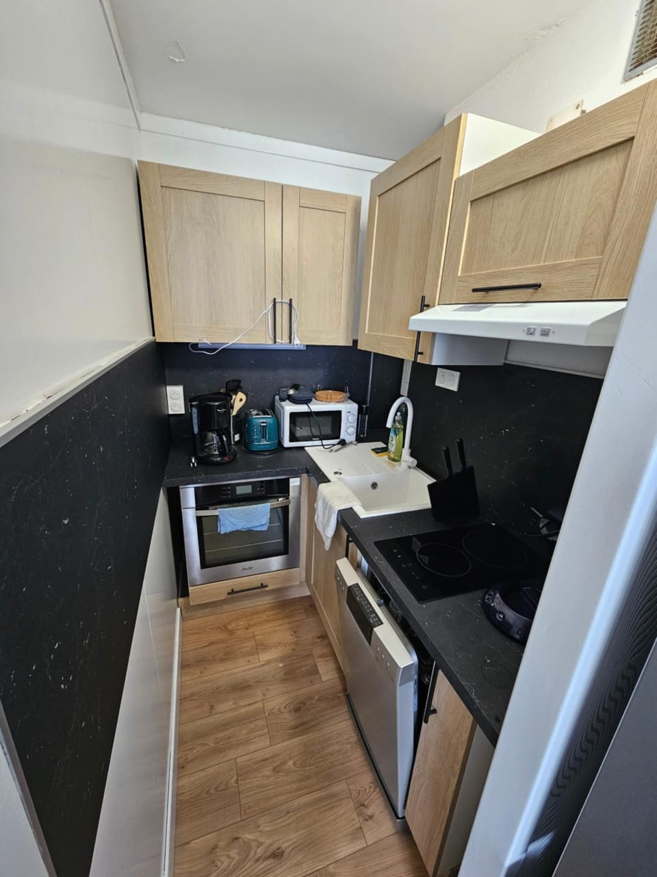 Kitchen or kitchenette, dishwasher, oven, stove