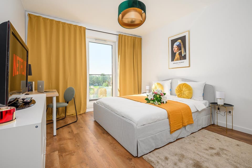 Bed, TV and multimedia, Bedroom
