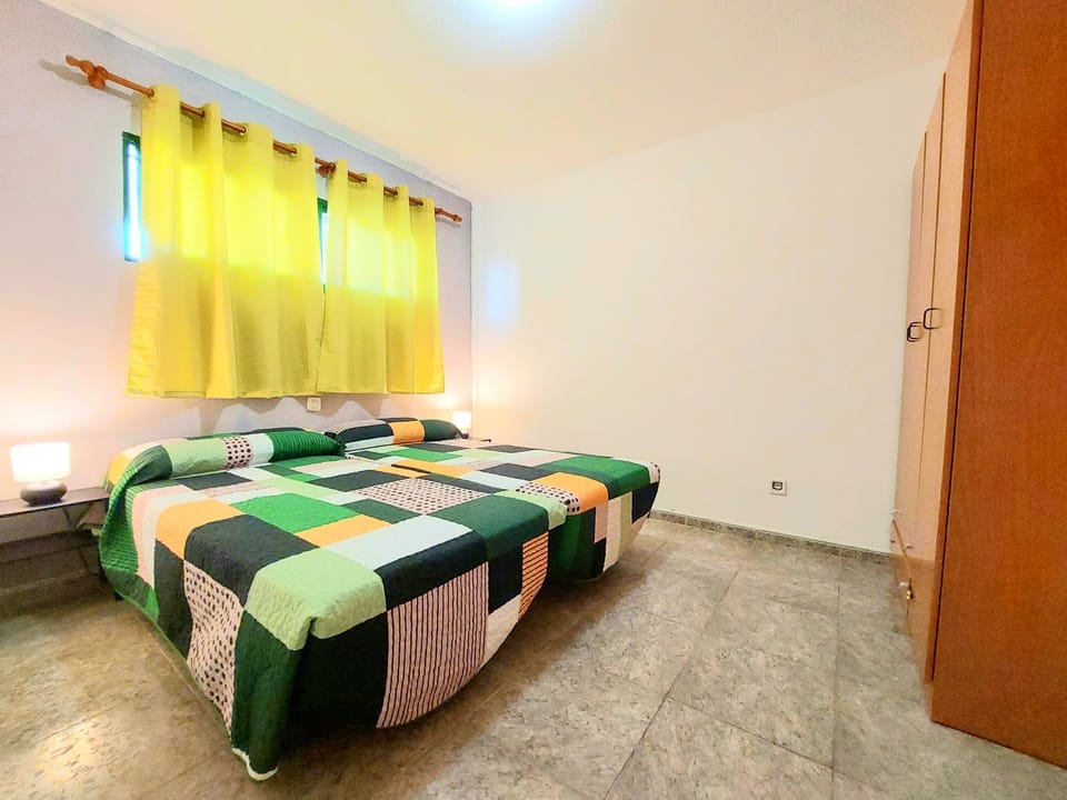 Photo of the whole room, Bedroom, wardrobe