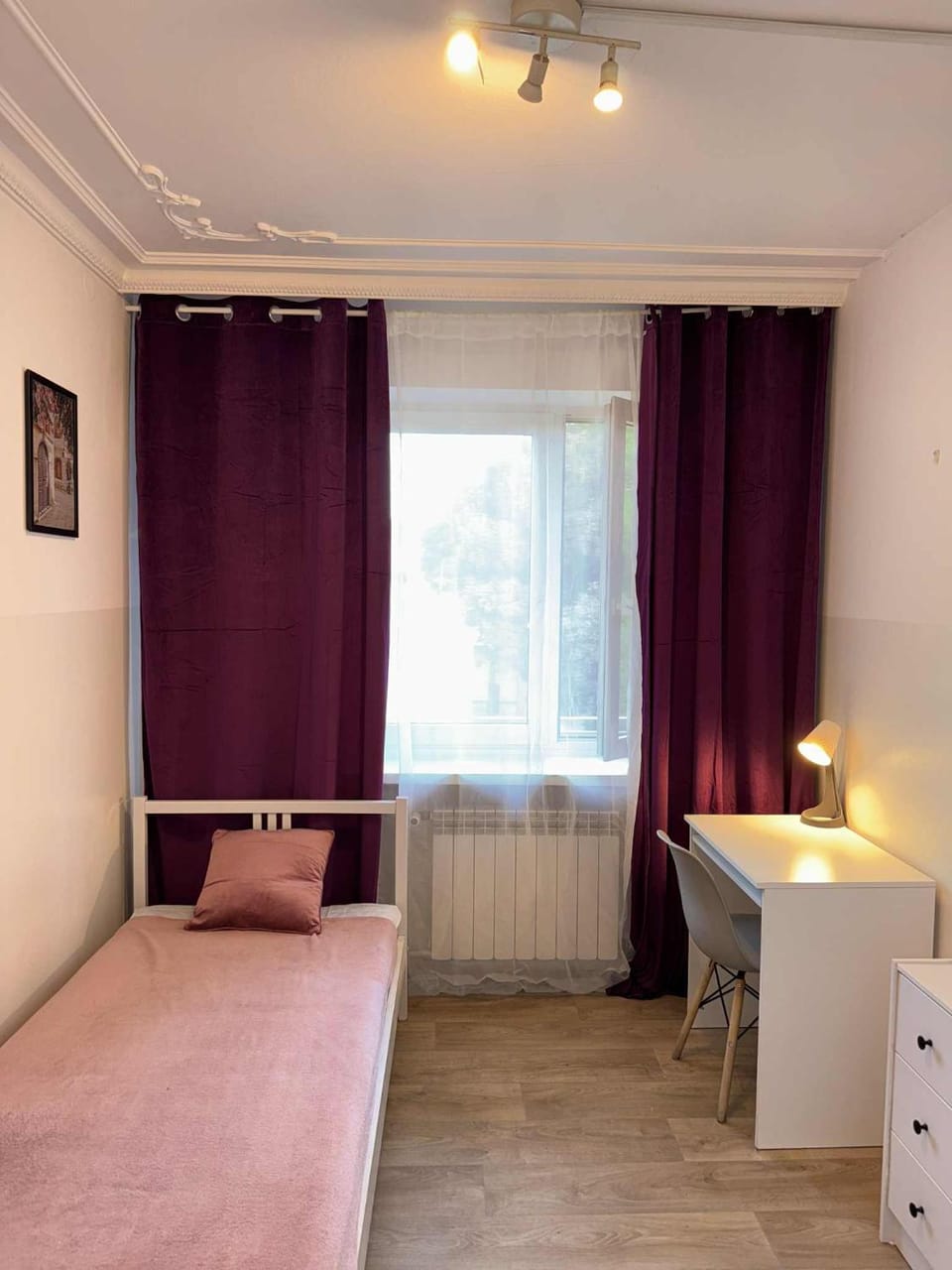 Bed, Photo of the whole room