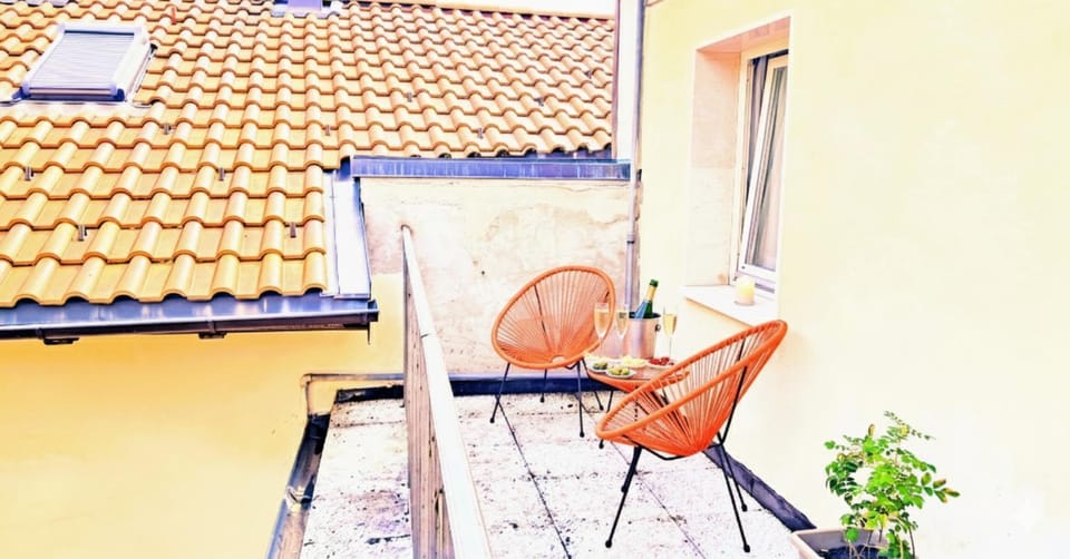 Property building, Patio, Day, Balcony/Terrace, Living room, Seating area, sunbed