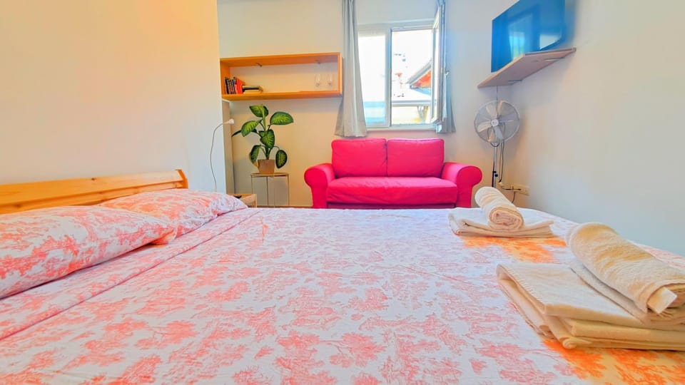 Bed, TV and multimedia, Living room, Photo of the whole room, Bedroom, towels