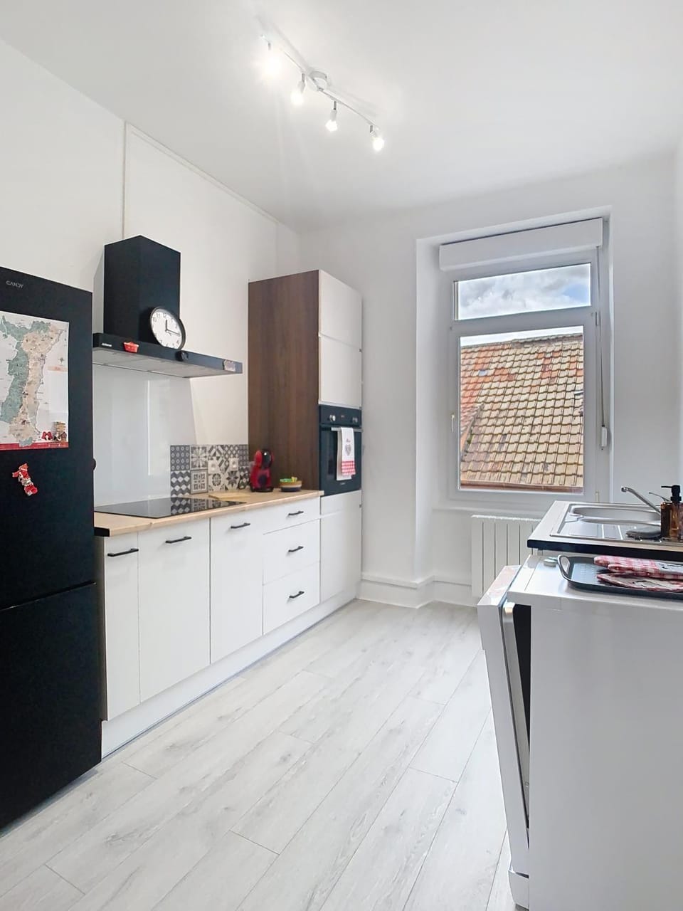 Kitchen or kitchenette, dishwasher, oven