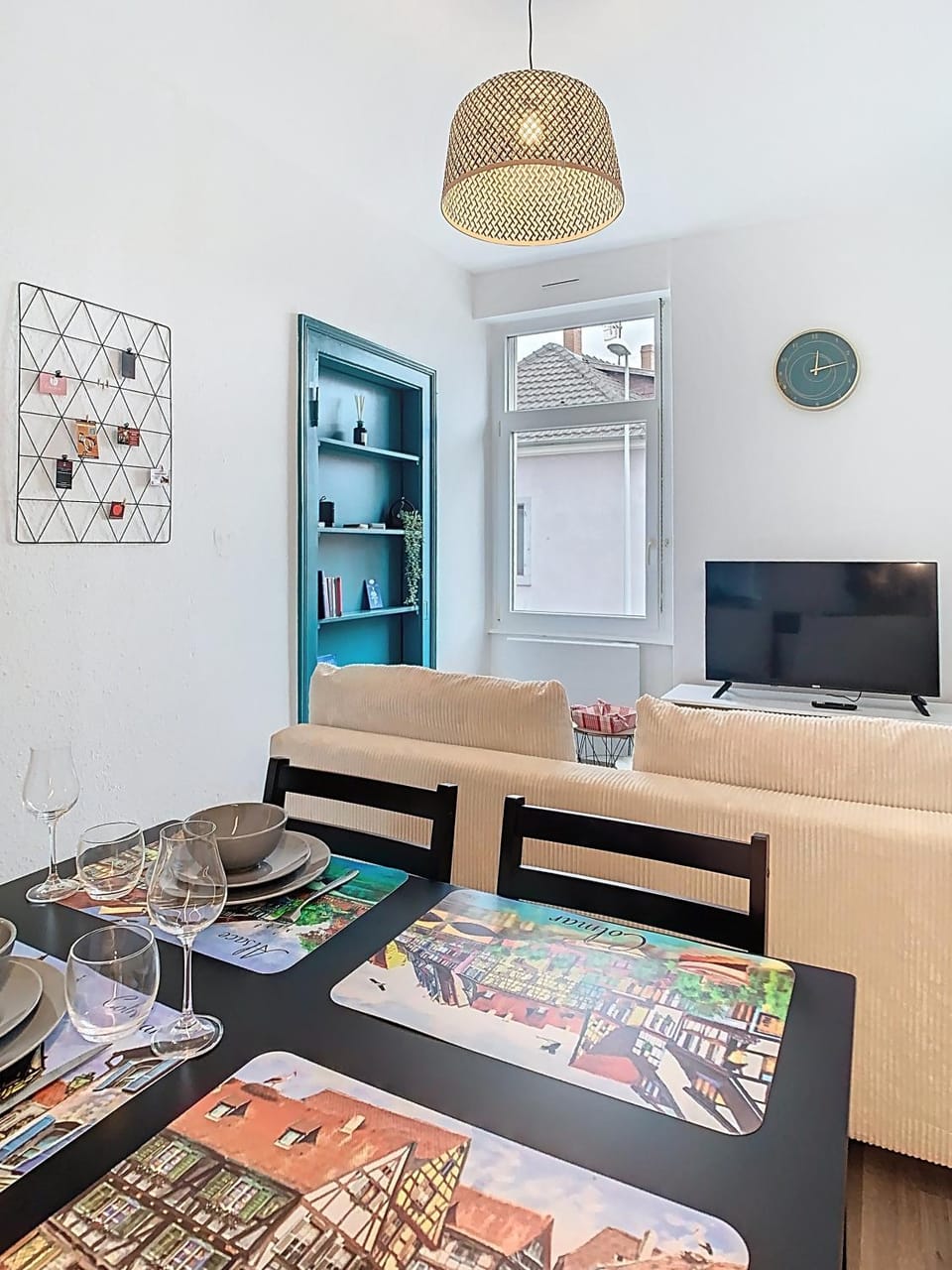 TV and multimedia, Seating area, Dining area