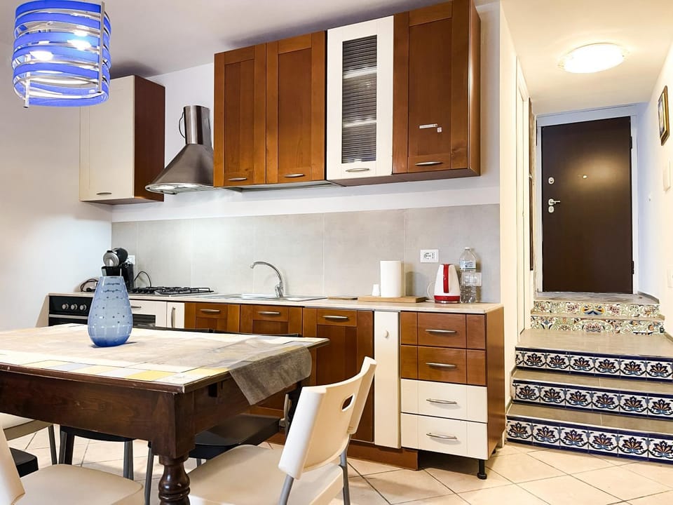 Kitchen or kitchenette, Dining area, oven, stove