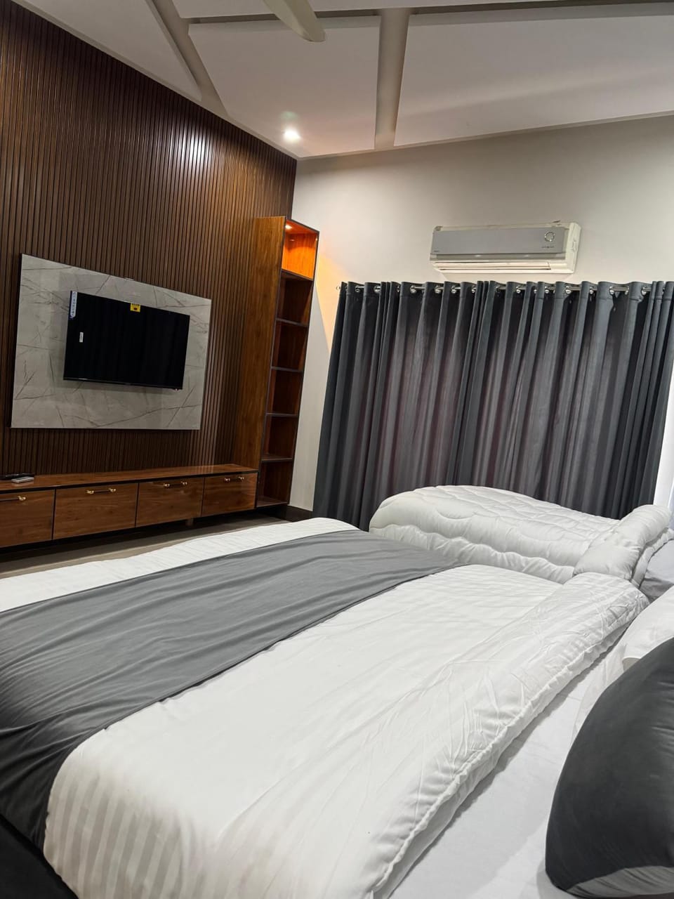 Bed, TV and multimedia, Photo of the whole room, Bedroom, air conditioner