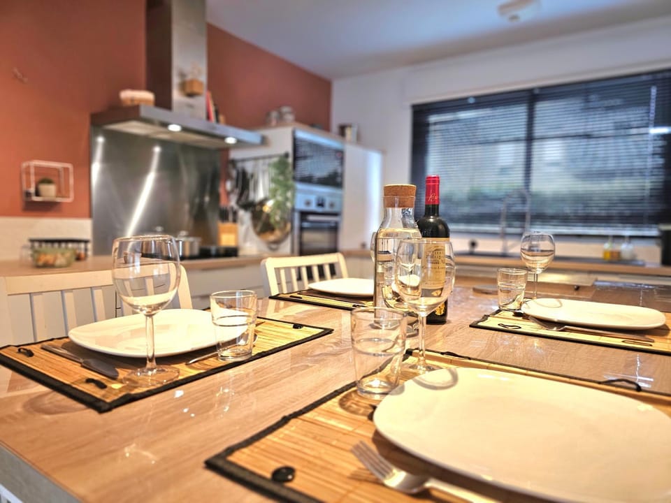 Kitchen or kitchenette, Dining area