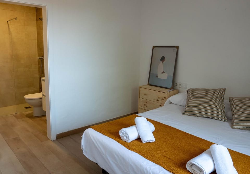 Bed, Bathroom, Photo of the whole room, Bedroom