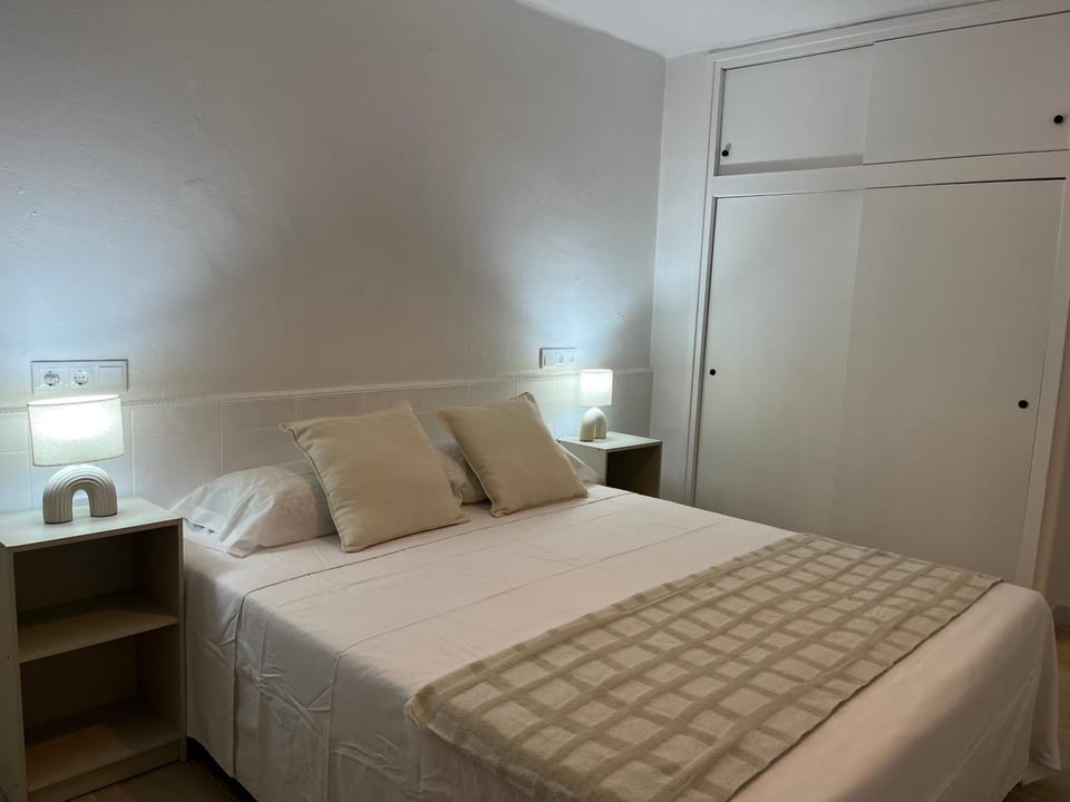 Bed, Photo of the whole room, Bedroom, wardrobe