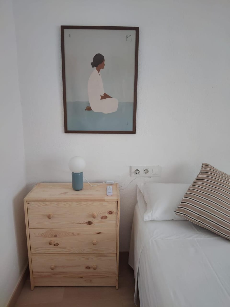 Photo of the whole room, Bedroom