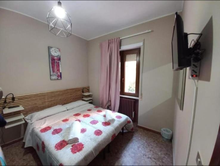 Bed, TV and multimedia, Photo of the whole room, Bedroom