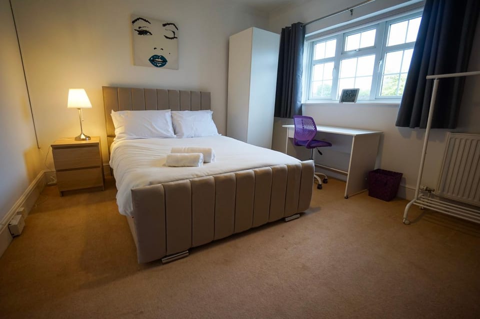 Stunning 7-Bed Home in Lichfield House in Lichfield