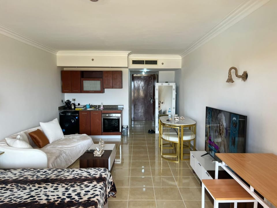 TV and multimedia, Seating area, Dining area, minibar, oven, stove