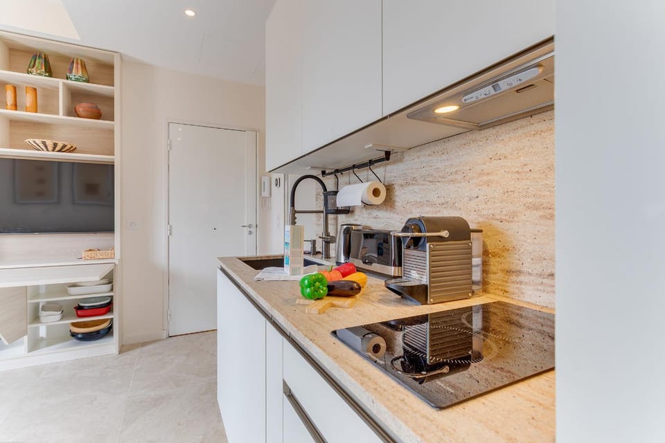 Coffee/tea facilities, Kitchen or kitchenette, stove, toaster