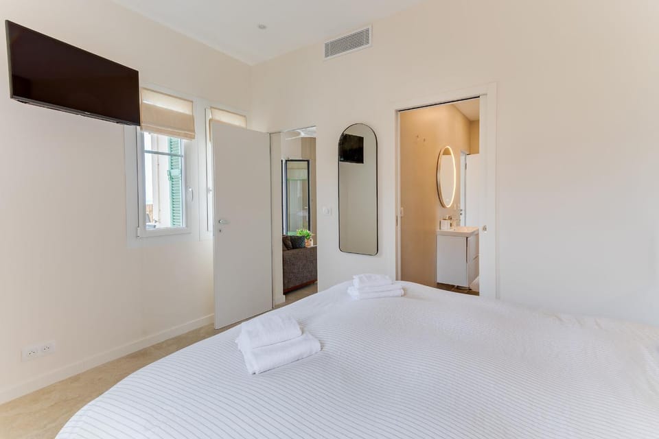 Bed, TV and multimedia, Bedroom