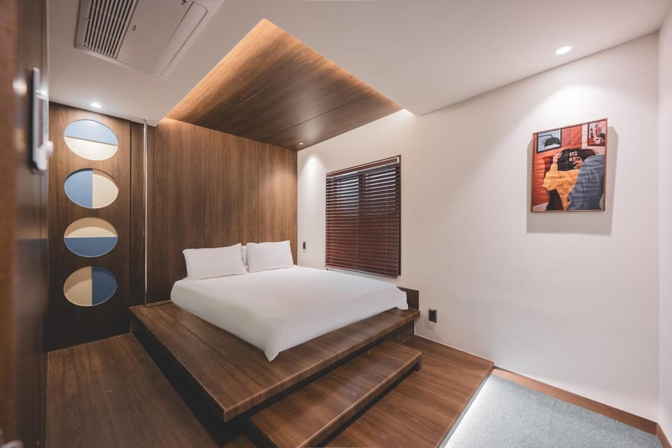 Bed, TV and multimedia, Bedroom, air conditioner, air conditioner