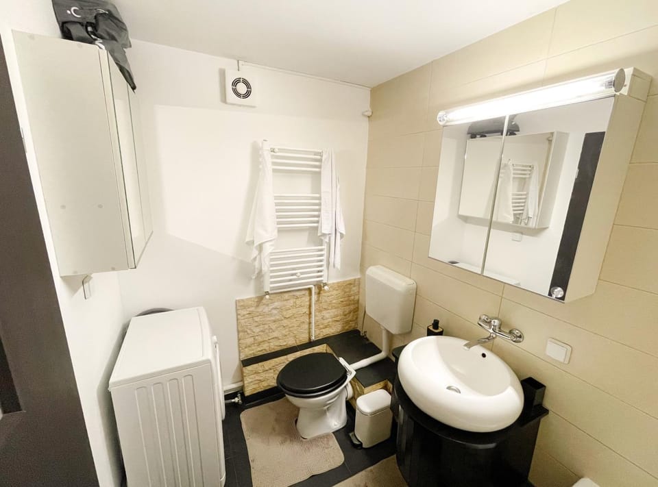 Toilet, Bathroom, towels