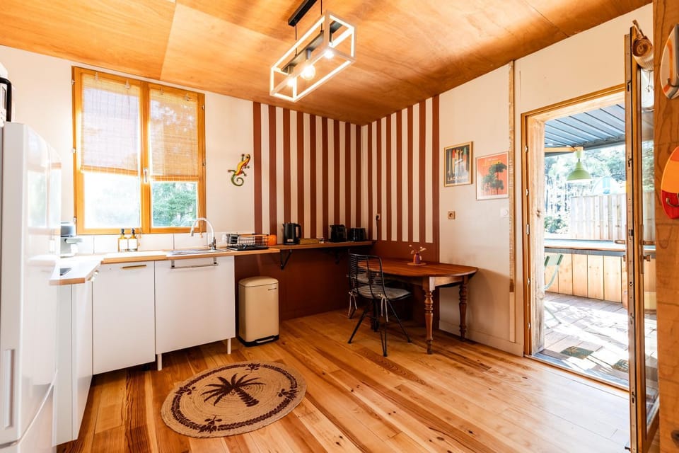 Property building, Kitchen or kitchenette, Living room
