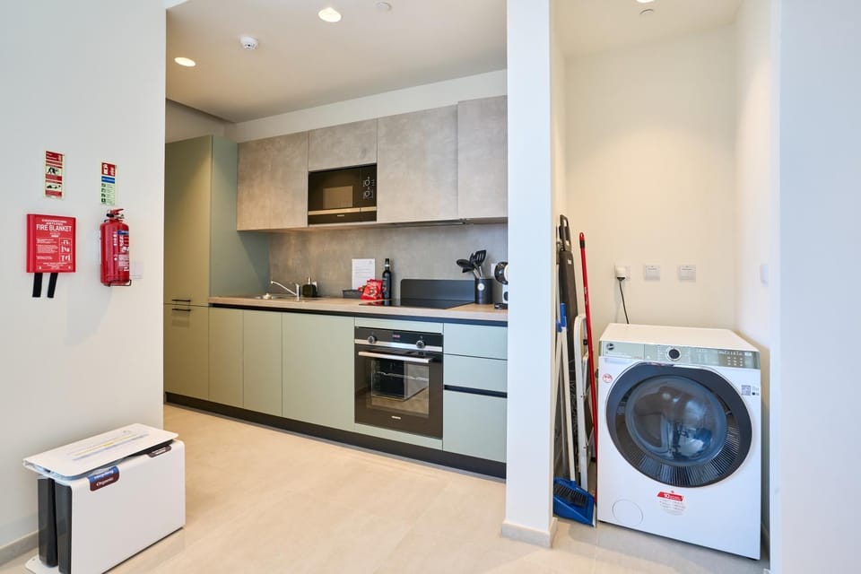 Kitchen or kitchenette, washing machine, dryer