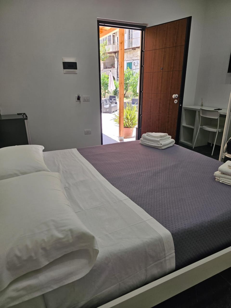 Bed, Photo of the whole room, Bedroom, towels