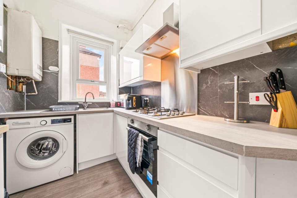 Kitchen or kitchenette, dishwasher, stove