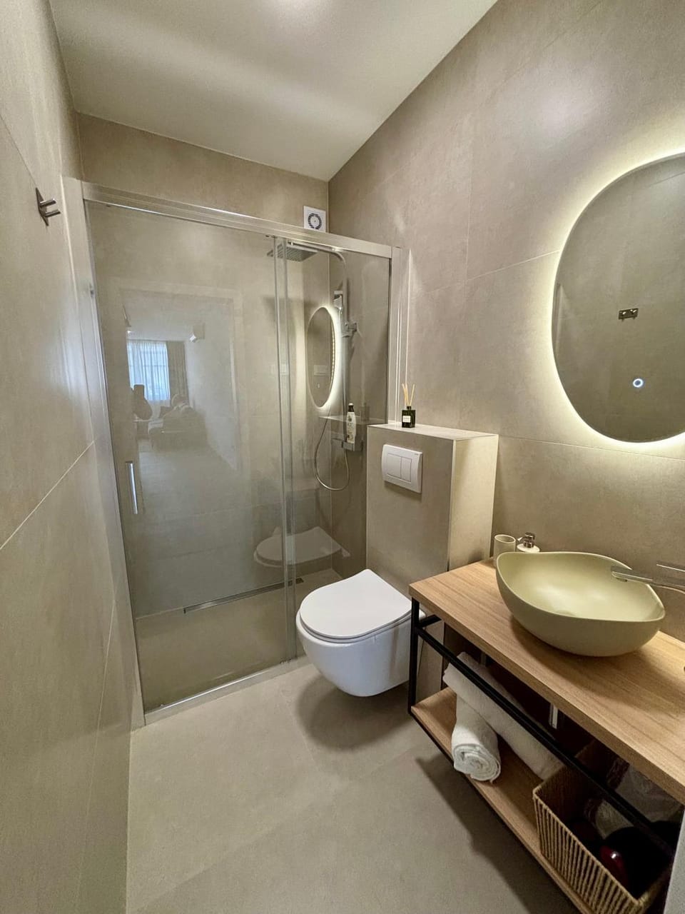 Shower, Toilet, Bathroom, towels
