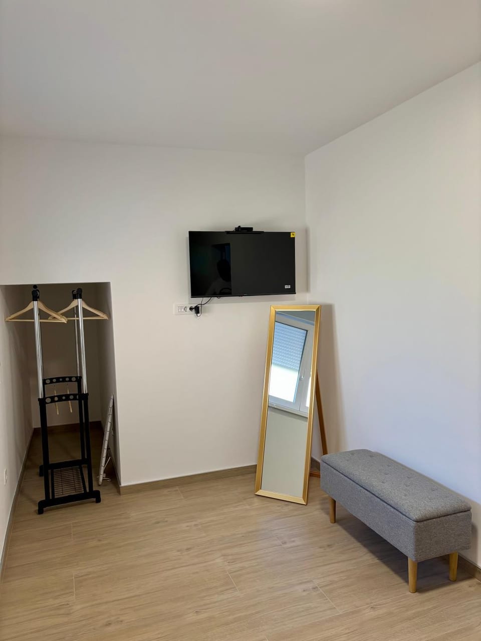 Bed, TV and multimedia, Bedroom