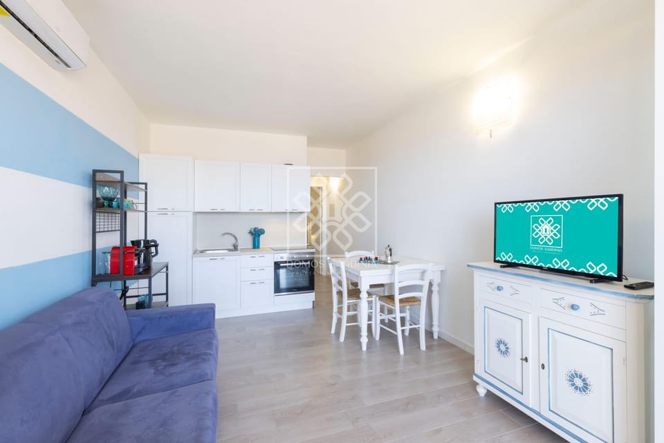 TV and multimedia, Kitchen or kitchenette, Living room, Seating area, Dining area, stove